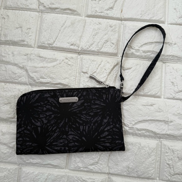 Baggallini Onyx Floral RFID Go Phone Clutch Wallet Wristlet Nylon Bag Black Gray - Picture 1 of 4